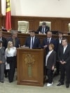 Cum un microfon blocat a unit opoziția
