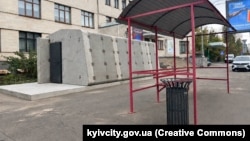 За повідомленням, укриття розташоване на Берестейському проспекті, поряд із зупинкою «Парк Івана Багряного»