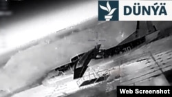 Ukrainanyň Goranmak ministrliginiň paýlaşan skrinşotynda Krymyň asmanynda An-26 uçarynyň urlandygy aýdylýan pursatlaryny görse bolýar.
