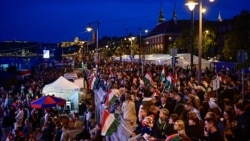 Ljudi okupljeni nakon glasanja na parlamentarnim izborima u Budimpešti, 12. aprila 2026.