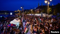 Люди збираються в день парламентських виборів у Будапешті, Угорщина, 12 квітня 2026 року