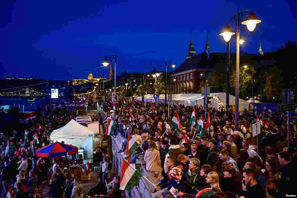 Ogroman broj ljudi nalazi se na ulicama Budimpešte od zatvaranja biračkih mjesta. Ovo su bili izbori sa rekordnom izlaznošču od 77 posto.