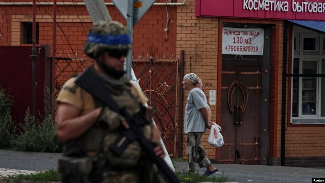 Украински военнослужещ в град Суджа в руската Курска област през август 2024 г. Тогава Украйна за пръв път предприе изненадващо нахлуване в региона.