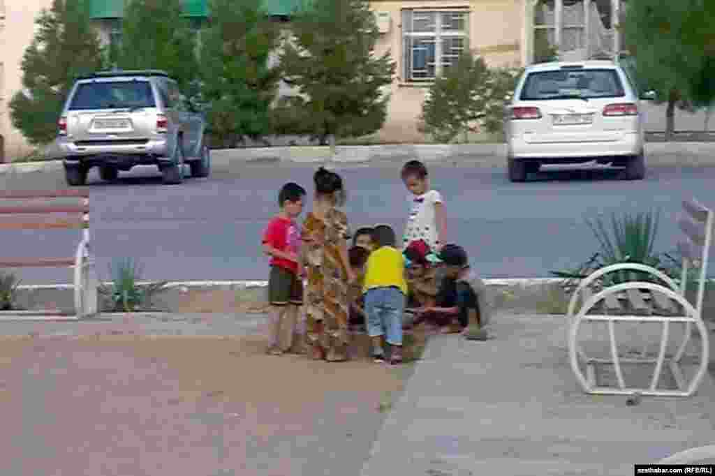 Aşgabat. Çagalyk bir gowy zat, daşaryk çykyp oýnasaň, günüň nähili geçenini hem bilmeýärsiň.&nbsp; 2021.