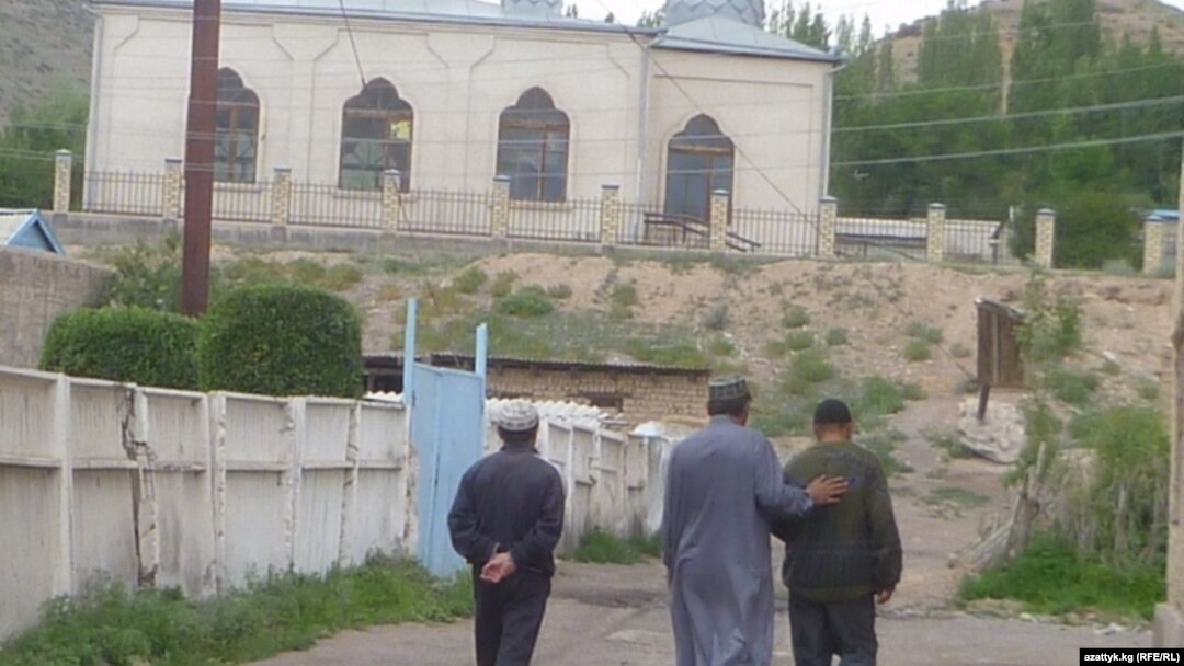 Нарындын бир айылындагы мечит. (Сүрөттүн бул окуяга тиешеси жок)