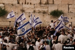 Slavlje pred jevrejski nacionalistički marš uz izraelske nacionalne zastave, pored Zapadnog zida najsvetijeg mesta za molitvu Jevreja u Starom gradu u Jerusalimu, 9. maja 2021.