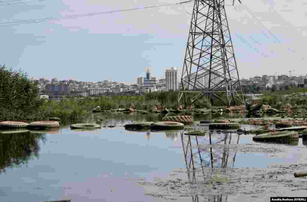 Gölün dörd bir yanını gəzib dolaşdıqca arxa planda fərqli mənzərələr görsənir. 