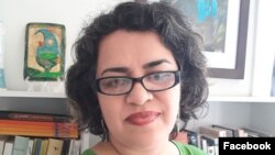 شکوفه آذر، متولد ۱۳۵۱، داستان‌نویس و نقاش