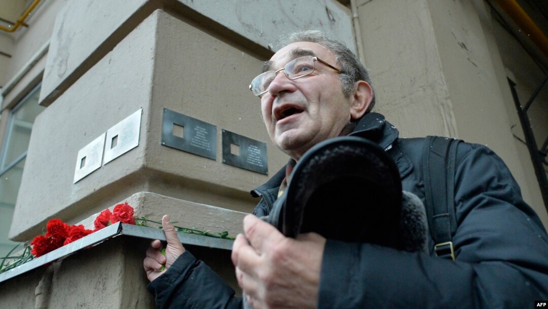 Арсений Рогинский на открытии таблички "Последний адрес" в Москве