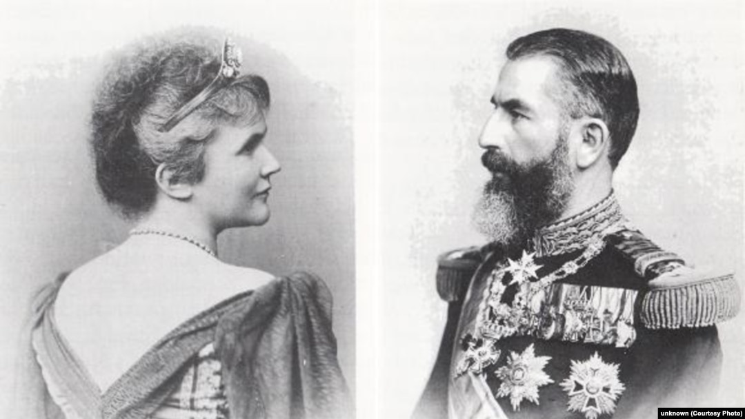 Regina Elisabeta și Regele Carol I la 10 Mai 1881, Ziua Proclamării Regatului. Trecerea de la domnitor/prinț la rege ținea de suveranitatea țării. Numai o țară liberă poate avea Rege. Or, independența câștigată în 1877-1878 tocmai fusese recunoscută de toate puterile Europei. 