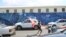 Demonstrant na ulici blizu zgrade EULEX-a u Prištini baca predmet na objekat tokom protesta zbog zatvorskih kazni koje je bivšim liderima OVK izrekao Specijalni sud Kosova u Hagu, 16. septembar 2026.