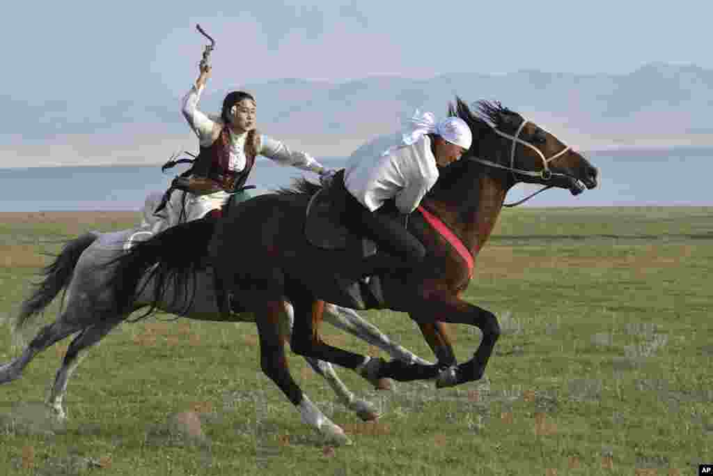 Participants in the Gallops' 2025 equestrian event play a game of Kyz kuar.