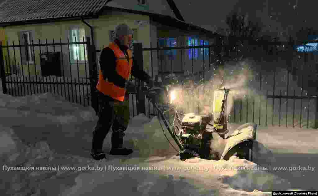 У Мар’інай Горцы з тэхнікай працуюць дворнікі, а з шуфлямі прыбіраць сьнег вывелі школьнікаў.