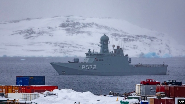 Danimarka hərbi gəmisi Qrenlandiyanın paytaxtı Nuuk sahillərində patrul çəkir.