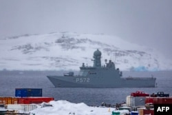 Датский корабль P572 "Lauge Koch" патрулирует акваторию Нуука. 8 марта 2026 года