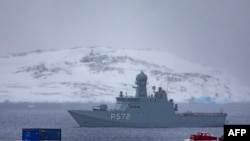 د ډنمارک د سمندري ځواک کشتۍ د ګرینلنډ د مرکز سواحلو ته په نژدې اوبو کې د ګزمې پرمهال (آرشیف)