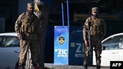 Soldați pakistanezi stau de gardă la un cordon de securitate pe o stradă din apropierea Palatului Prezidențial, pe 10 aprilie 2026, în pregătirea negocierilor de pace dintre SUA și Iran.