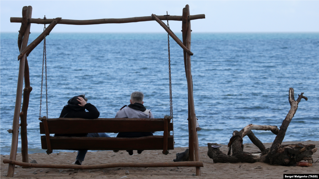 Отдыхающие на побережье Черного моря около села Прибрежное&nbsp;