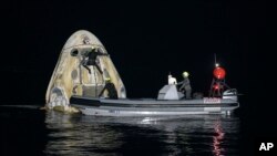 Timovi za podršku rade oko svemirske letjelice SpaceX Crew Dragon Resilience ubrzo nakon što je sletjela s NASA-inim astronautima u Meksičkom zaljevu pored obale Panama City-a , Florida, nedjelja, 2. maja 2021. 