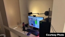 Вебкам студиясын тинтүү учурундагы сүрөттө. Бишкек. УКМКнын сүрөтү. Январь, 2026-жыл.