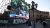 În capitala Armeniei, Erevan, pe un mare ecran în centrul orașului se transmit reportaje despre luptele din Nagorno-Karabah October 9, 2020. 