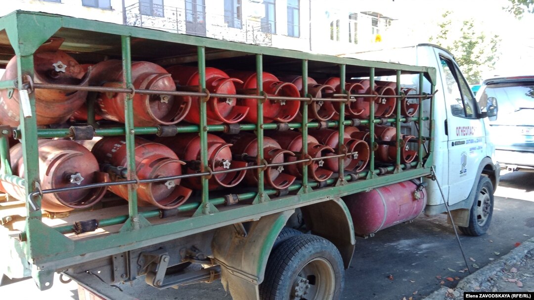 Сжиженный газ в баллонах развозят газовщики всем желающим, но без оплаты баллон никто не доставит