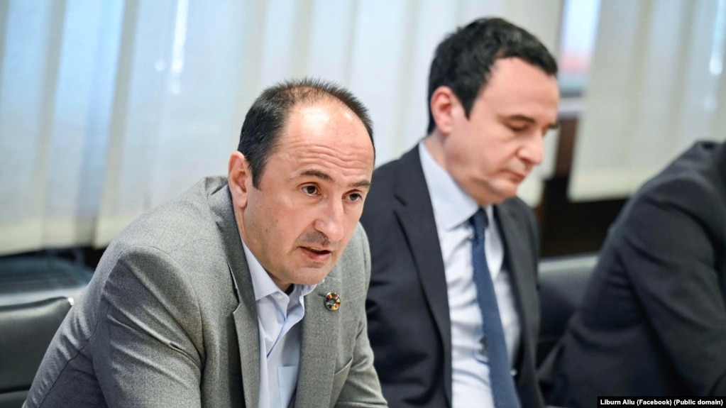 Liburn Aliu, një nga themeluesit e Lëvizjes Vetëvendosje, dha rishtazi dorëheqje si ministër i Mjedisit, shihet pranë kryetarit të Vetëvendosjes, Albin Kurti, gjatë një ngjarjeje më 2023.