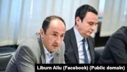 Liburn Aliu, jedan od osnivača Pokreta Samoopredeljenje, nedavno je podneo ostavku na funkciju ministra zaštite životne sredine. Na slici pored lidera Samoopredeljenja Aljbina Kurtija, 2023. godine.