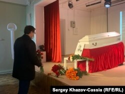 Губернатор Нижегородской области Глеб Никитин у гроба Ирины Славиной
