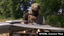 Një ushtar ukrainas përdor shërbimet e internetit satelitor Starlink për t'u lidhur me një dron pranë vijës së frontit.