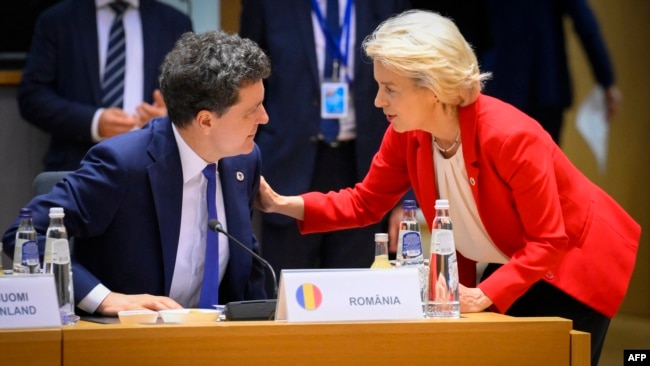 Președinta Comisiei Europene, Ursula von der Leyen, îi urează bun venit lui Nicușor Dan la primul summit UE unde el reprezintă România.
