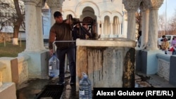 Municipiul Bălți este în continuare cel mai afectat de poluarea Nistrului. Timp de câteva zile, locuitorii iau apă de la cele câteva fântâni sau de la cisternele care circulă prin oraș.