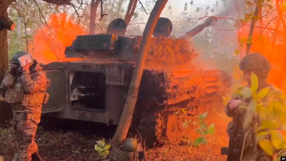 Fotografie preluată dintr-un videoclip publicat de serviciul de presă al Ministerului rus al Apărării. Un obuzier rus atacă poziții ucrainene din Kursk, 30 octombrie 2024.