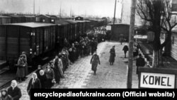 Нацисти транспортують українських робітників із залізничної станції міста Ковеля. Encyclopediaofukraine.com