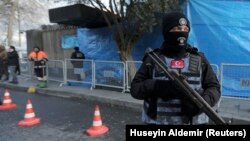 Një polic turk qëndron afër hyrjes në lokalin Reina në Stamboll