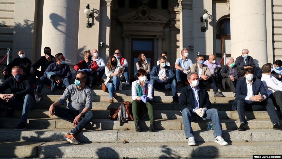 Protest opozicije ispred Parlamenta Srbije, 30. april