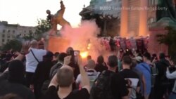 Зіткнення з поліцією, сутички та фаєри: протести у Сербії проти посилення карантину (відео)