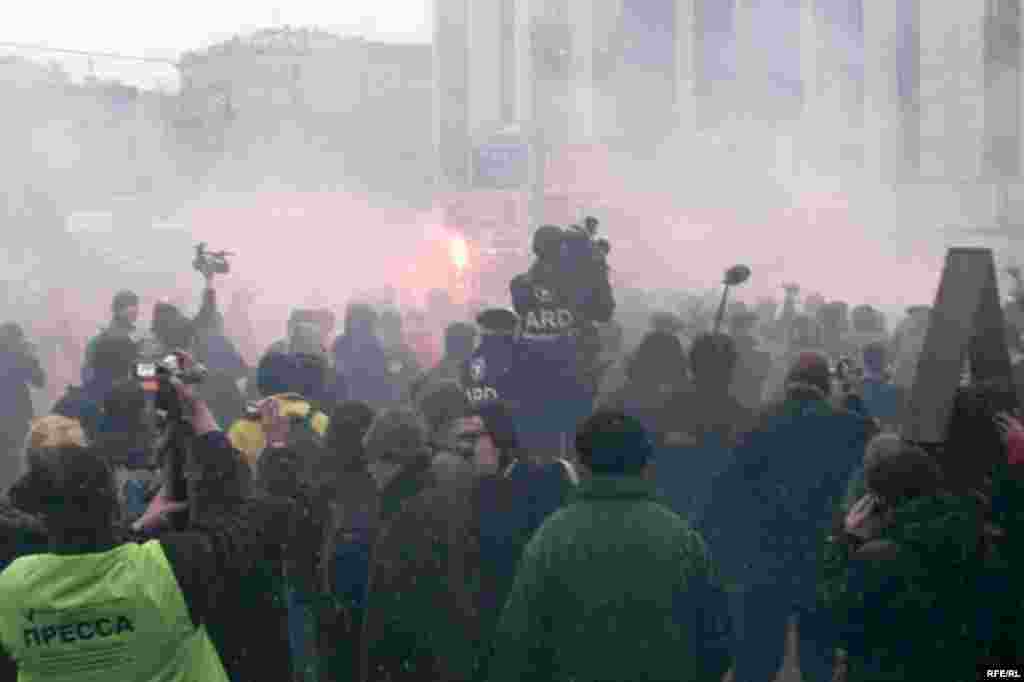 Но все равно то тут, то там вспыхивали файеры лимоновцев...