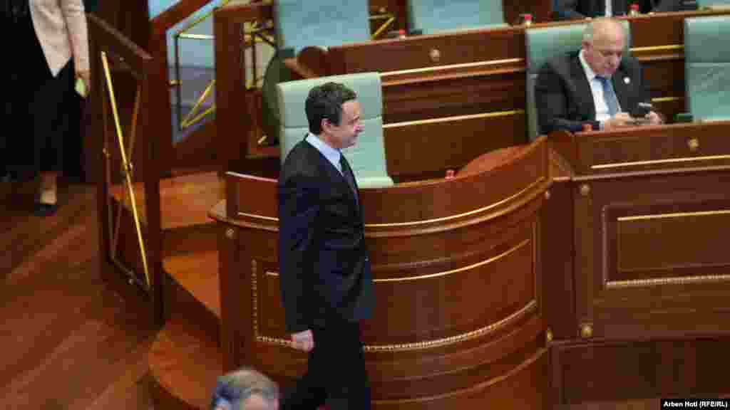Kryeministri Kurti duke hyrë në sallën plenare. 