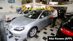 Иранец разгледува автомобили во главниот град Техеран. 06.08. 2018
