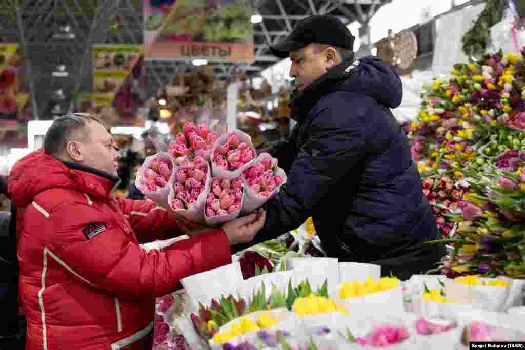 مردی در حال خریدن گل لاله در مسکو در آستانه روز زن؛ گلی که در روسیه و برخی از کشورهای شرق اروپا، به&zwnj;عنوان نشانه فرارسیدن بهار، یکی از نمادهای روز زن، شناخته می&zwnj;شد.