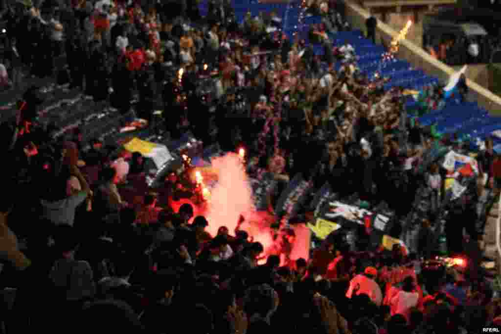 Tribunada savaş, meydanda barış... #13