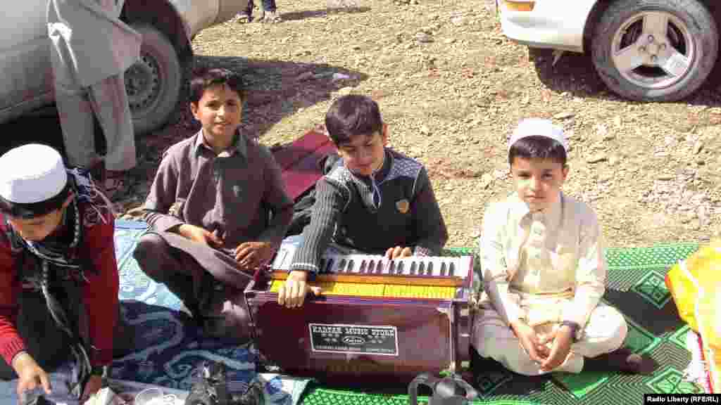 د خوست په متون غونډۍ کې ماشومان له خپلو کورنيو سره