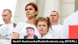 Катерина Єсипенко, дружина Владислава, (у центрі) та їхня донька Стефанія. Київ, 6 липня 2021 року