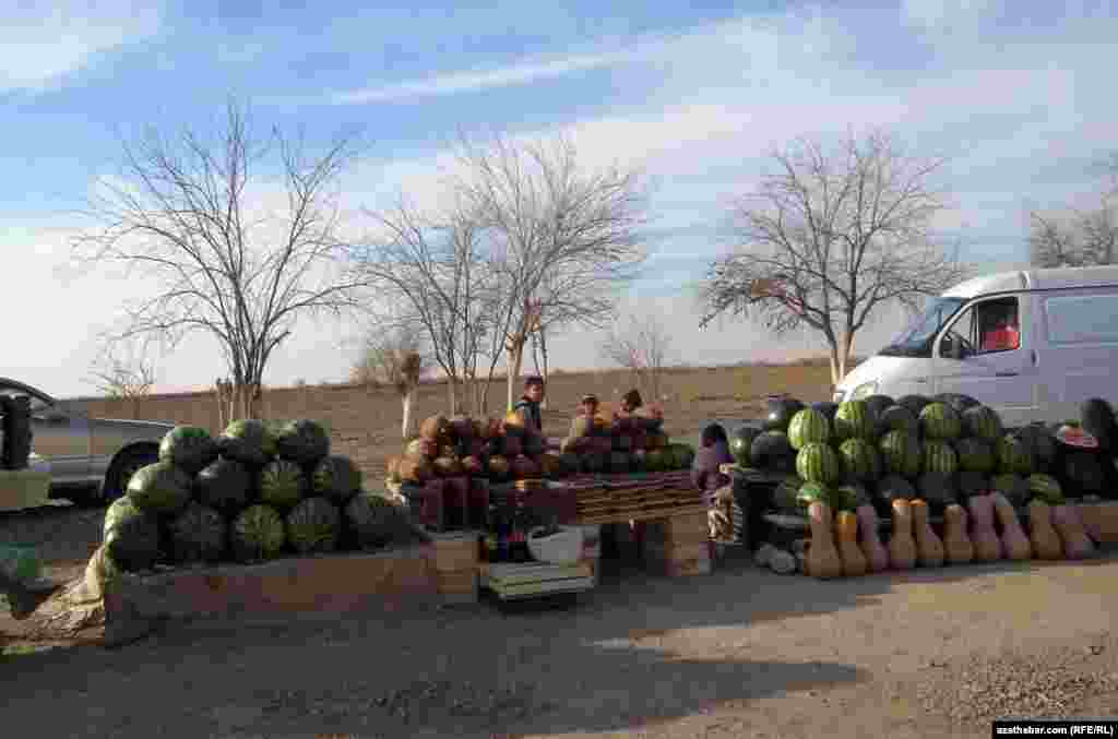 Aşgabat-Mary ýokary tizlikli asfalt ýolunda, Tejeniň golaýynda gawun, garpyz we kädi satýan daýhanlar