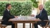 Президент США Джо Байден (справа) и президент Франции Эммануэль Макрон принимают участие в двусторонней встрече в президентском Елисейском дворце в Париже. 8 июня 2024 года