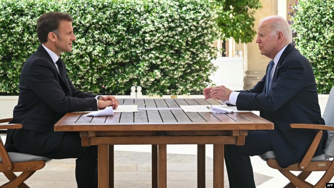 Președintele SUA Joe Biden (dreapta) și președintele Franței Emmanuel Macron participă la o întâlnire bilaterală la Palatul Elysee din Paris pe 8 iunie.