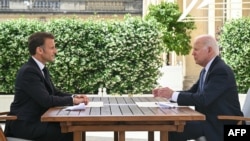 Francuski predsednik Emanuel Makron i predsednik SAD-a Džozef Bajden na bilateralnom sastanku u Parizu, 8. juna 2024.
