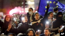 Protestatari împotriva „legii rusești” la Tbilisi la 9 martie 2023. Protestele s-au repetat la fiecare nouă încercare a guvernării de a adopta legea agenților străini, inclusiv în prima parte a anului curent. 