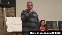 Письменник Володимира Рафеєнко на церемонії вручення Вишеградської літературної премії «Східного партнерства» у Празі, поруч – одна з перекладачок, Тереза Хланьова, 11 квітня 2019 року